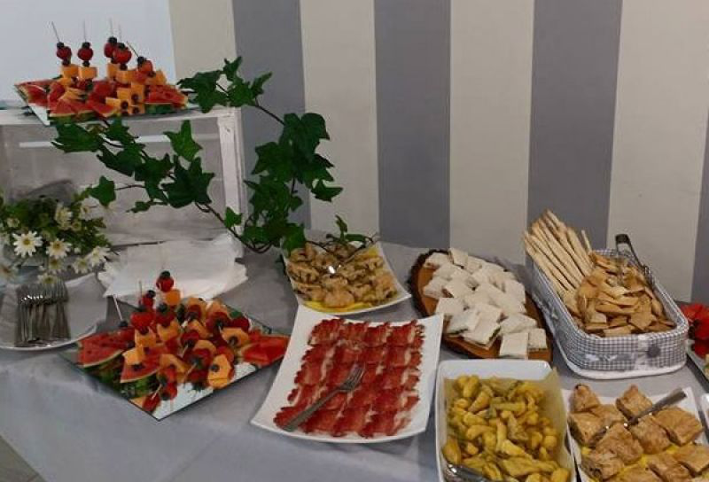 Non è un aperitivo e nemmeno una cena: è l'apericena, scopri le sue caratteristiche